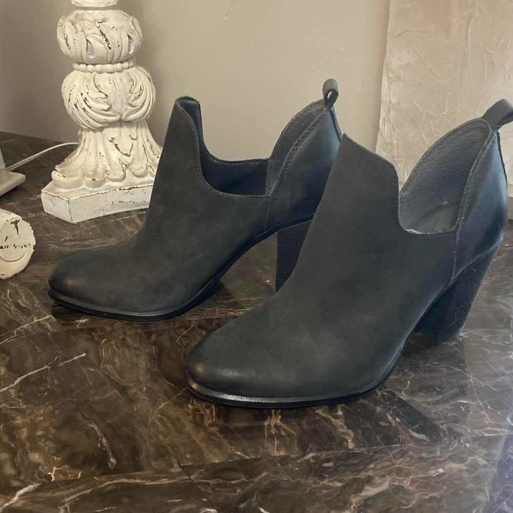 VINCE CAMUTO DARK GRAY OMBRÉ BOOTIES